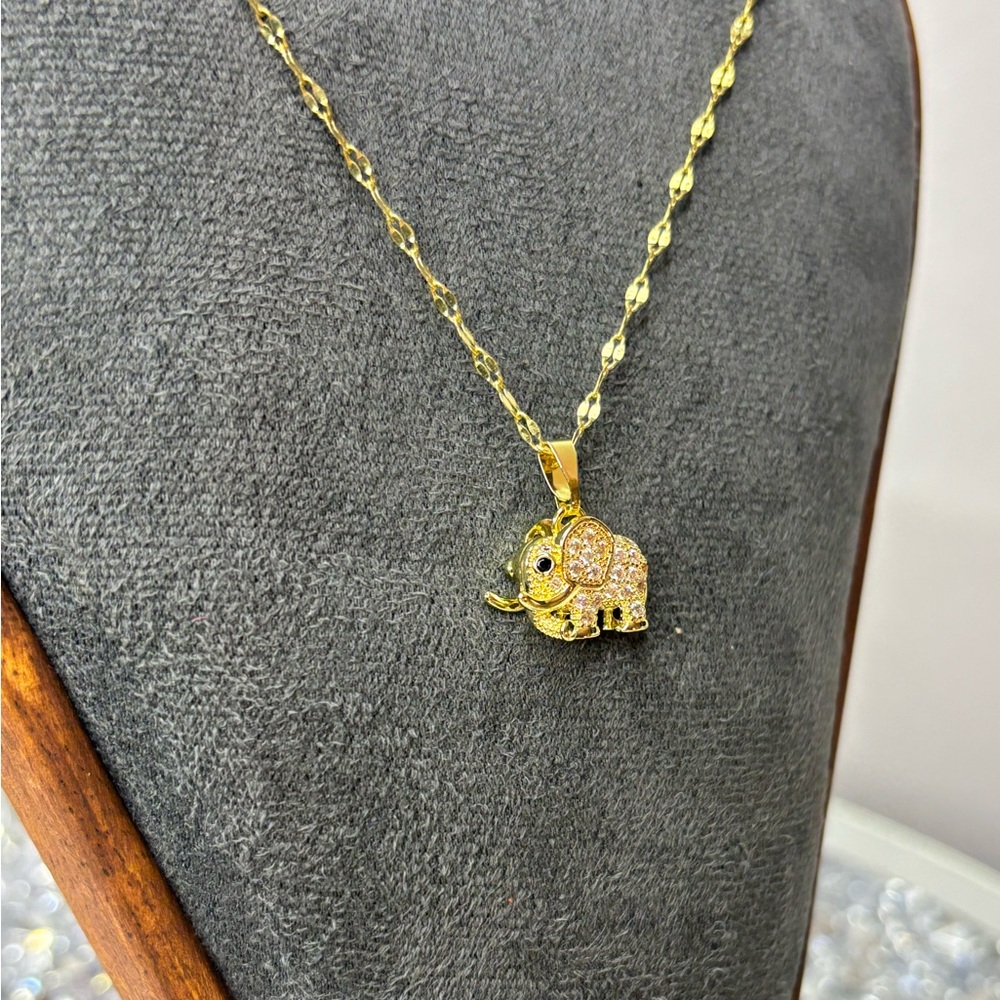 Elephant gold toned Pendant Necklace NIP - Picture 5 of 8
